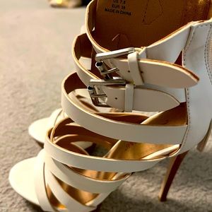 Cage look white platform sandals 7.5